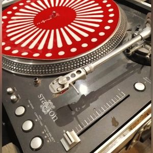 "2 turntables and a microwave"🤷‍♂️with durable travel/gig case